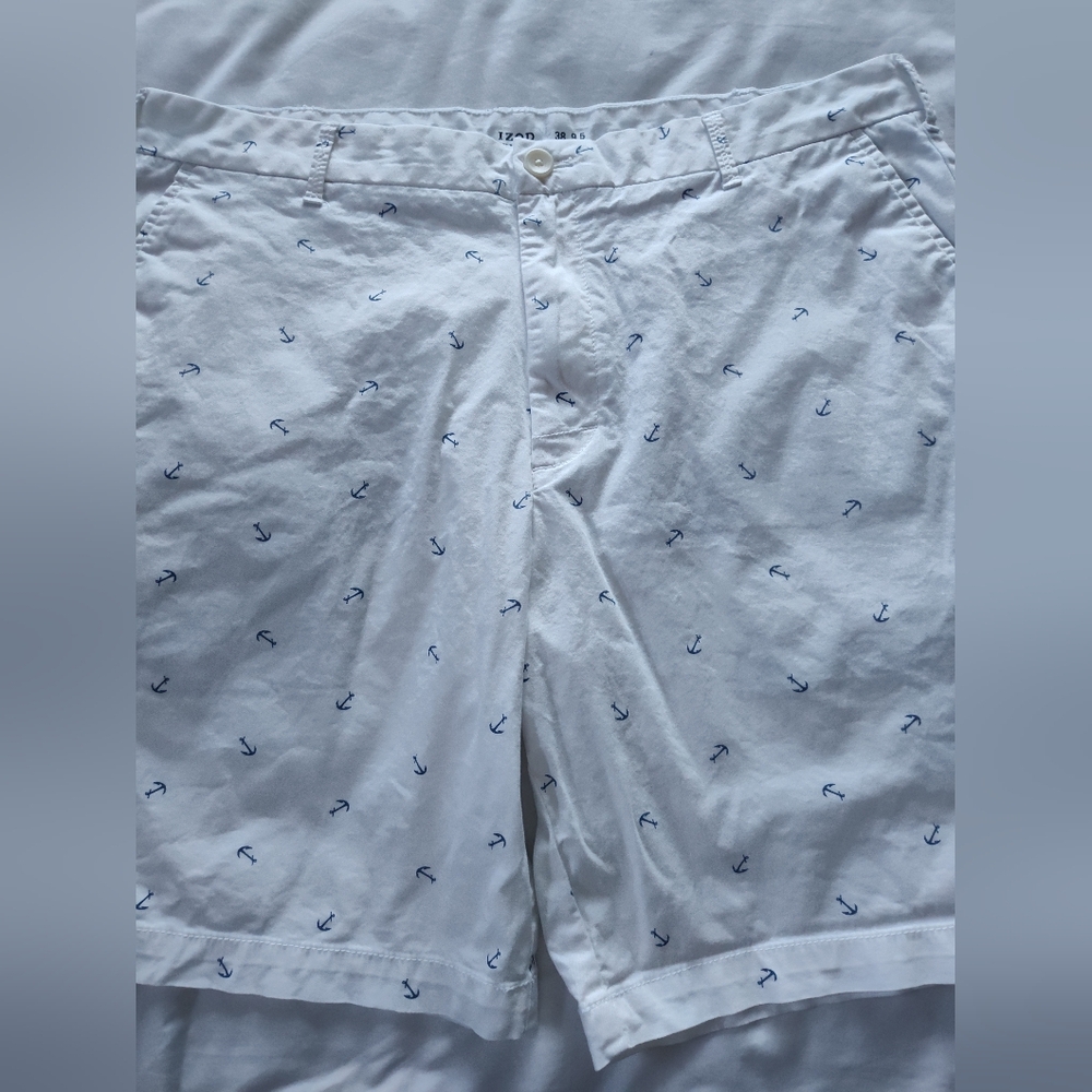 IZOD Men's Shorts.  Size 38 Waist.  9.5" Inseam. Button/Zip Closure.